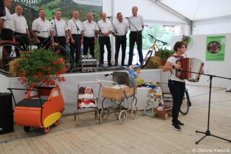 Uspešno izvedena XVII. etnološka prireditev z naslovom Vrti, vrti se kolo… (60)